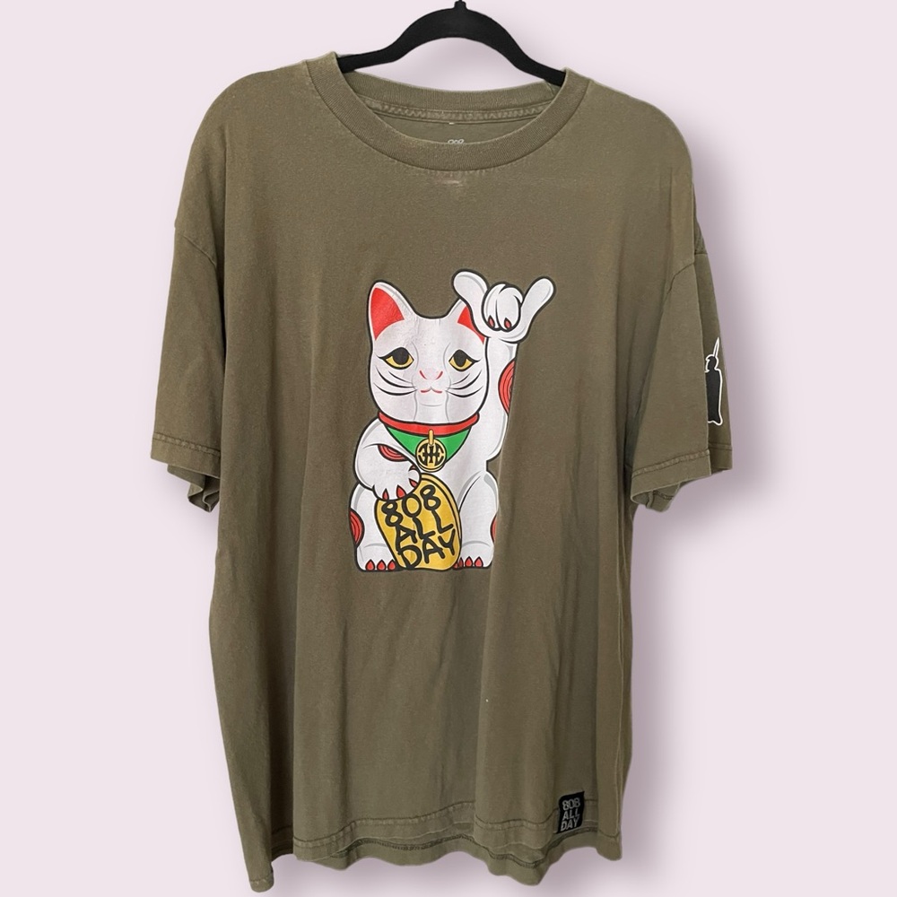 808 All Day Green “Hawaii Maneki Neko (Good Luck Cat) Shaka” Tee - Picture 2 of 8